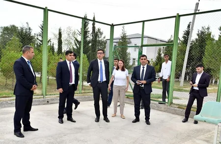 Fərid Qayıbov Hacıqabulda idman meydançasının vəziyyəti ilə tanış olub