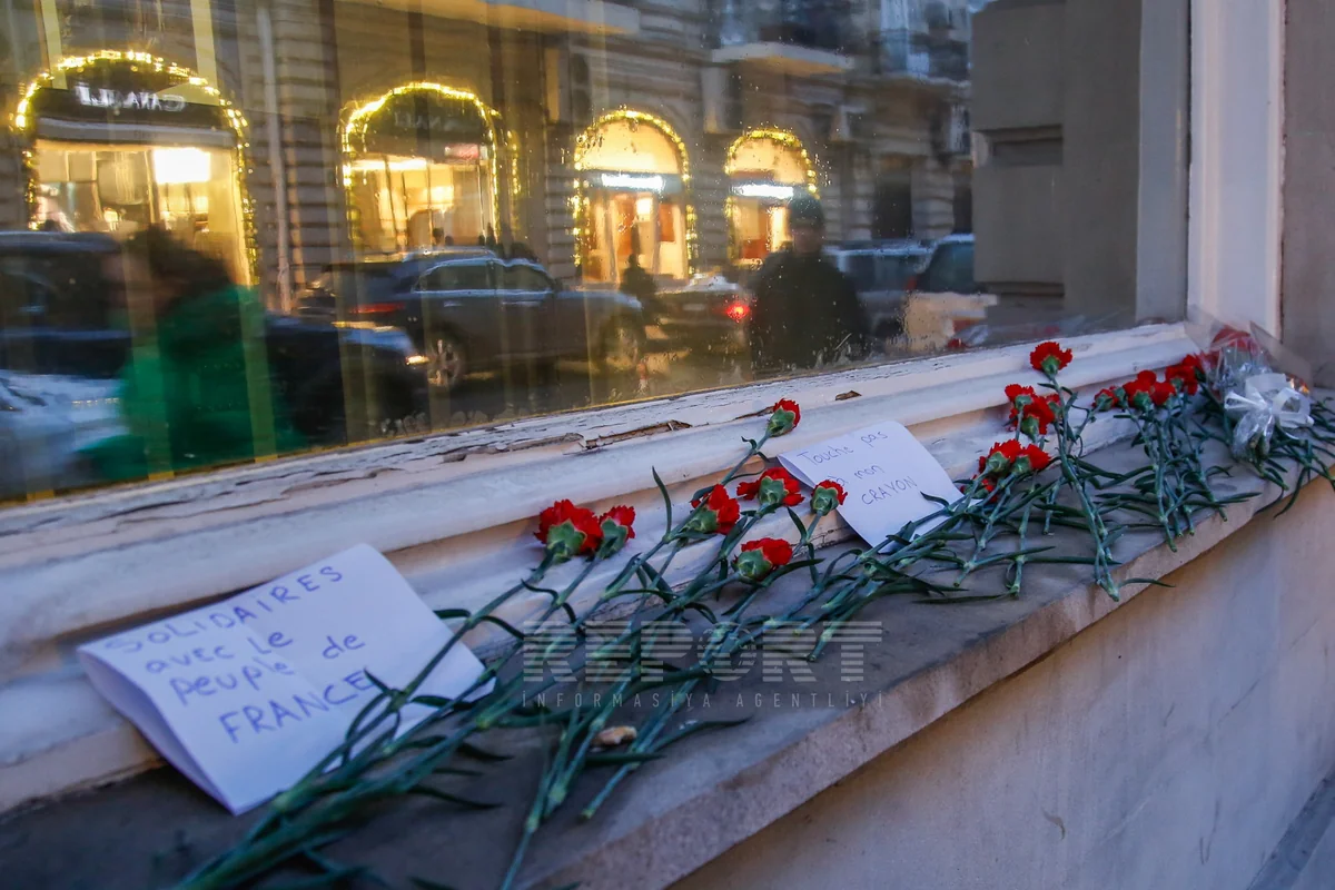 ​Bakı sakinləri Fransa səfirliyinin qarşısına gül dəstələri qoyublar - FOTOSESSİYA