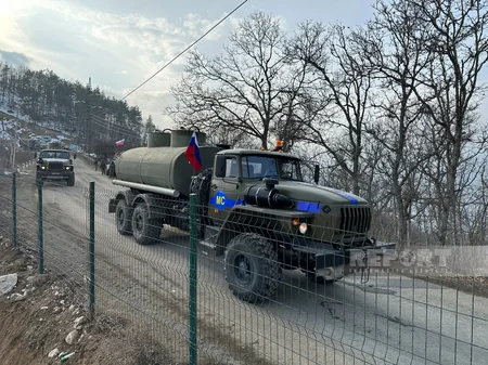 По дороге Ханкенди-Лачын беспрепятственно проехали 54 автомобиля российских миротворцев
