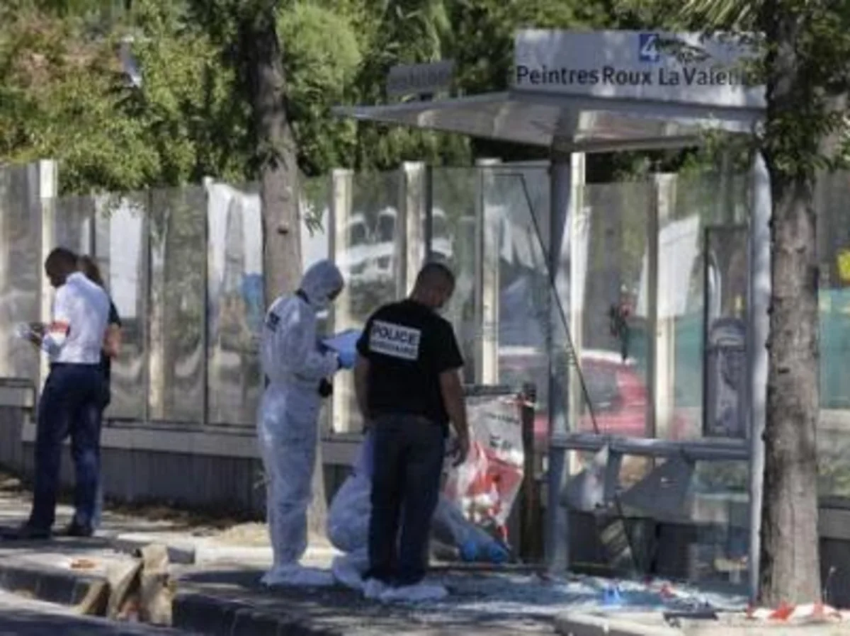 Marseldə bıçaqla silahlanmış şəxs insanlara hücum edib