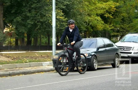 ​Saakaşvili səsverməyə velosiped ilə gəlib