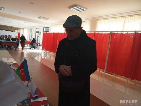 В Баку проголосовал 93-летний мужчина - ФОТО