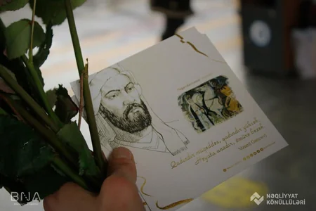 BNA könüllüləri dayanacaqlarda xanımlara gül təqdim edib