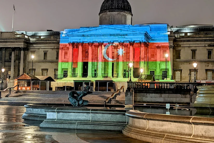 В Лондоне ряд зданий были освещены цветами азербайджанского флага
