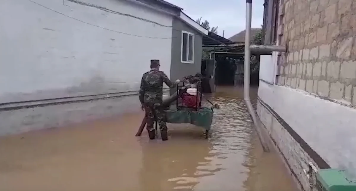 Hacıqabulda suyun çəkilərək kənarlaşdırılması işləri davam etdirilir
