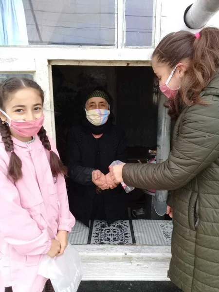 Kənd müəllimləri evdə maska tikərək pulsuz paylayır