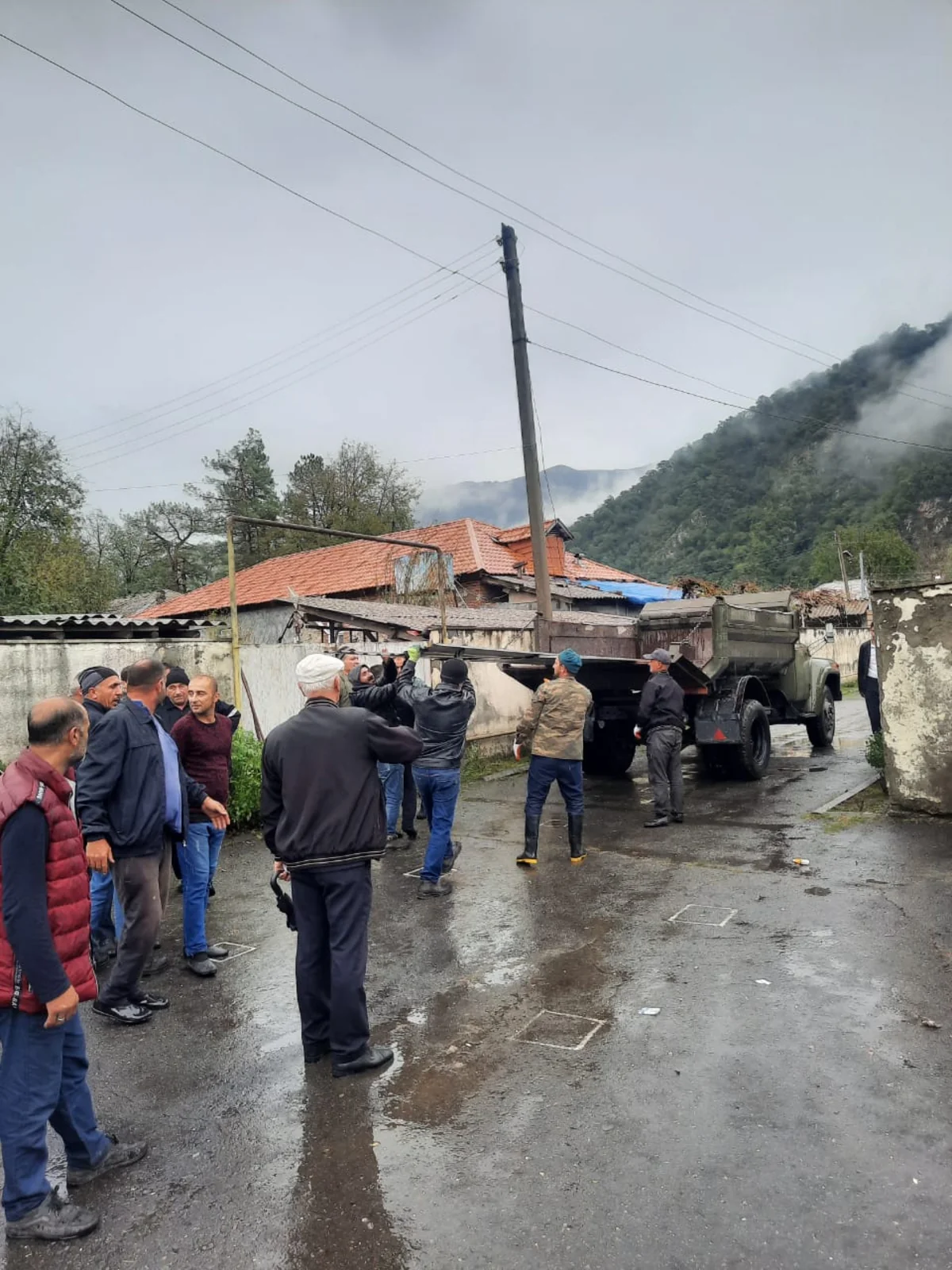 Balakəndə dolu nəticəsində ziyan dəyən evlər bərpa olunur