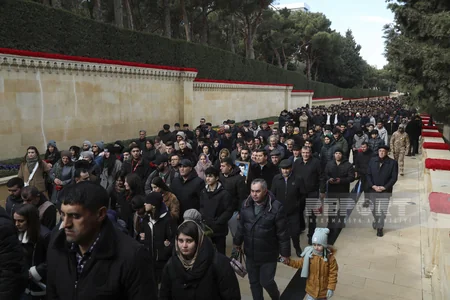 People of Azerbaijan pay tribute to 20 January martyrs - PHOTOS