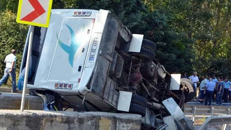 İstanbulda mikroavtobus aşıb: 1 ölü, 12 yaralı - FOTO