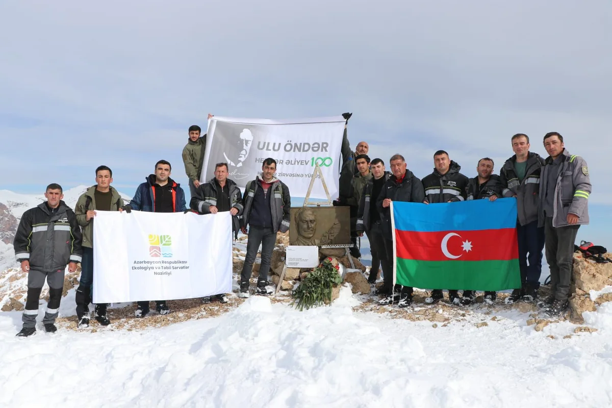 Группа сотрудников МЭПР совершила восхождение на Пик Гейдара