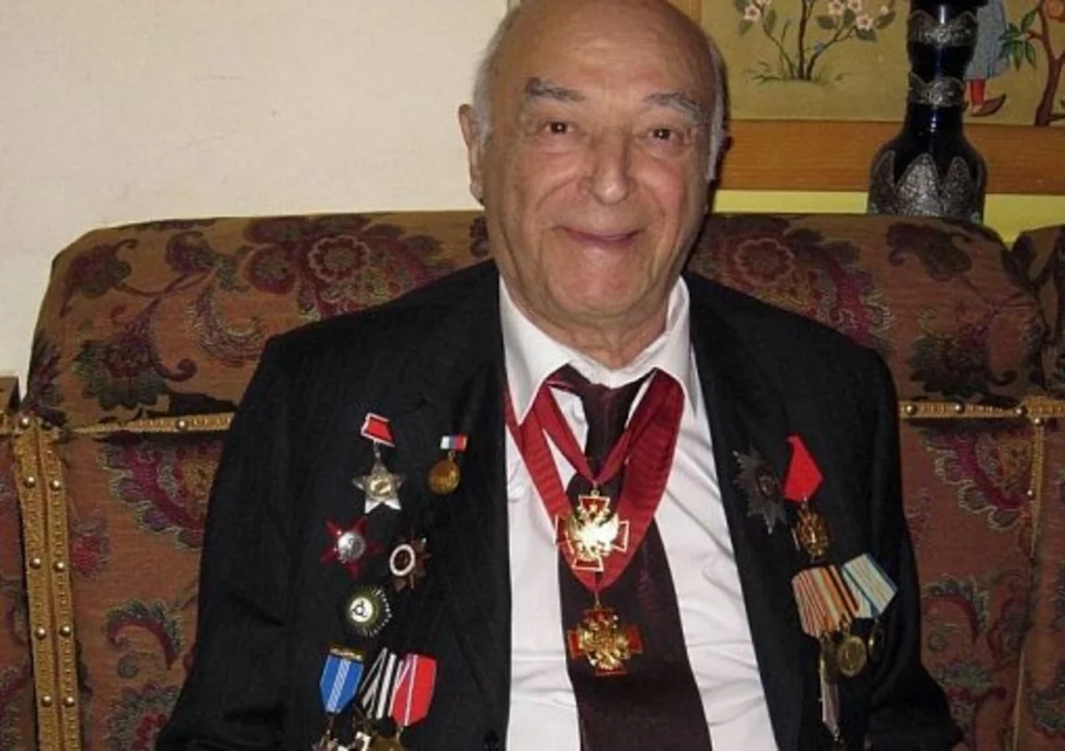Aktyor Vladimir Etuşun 95 illiyini qeyd edir