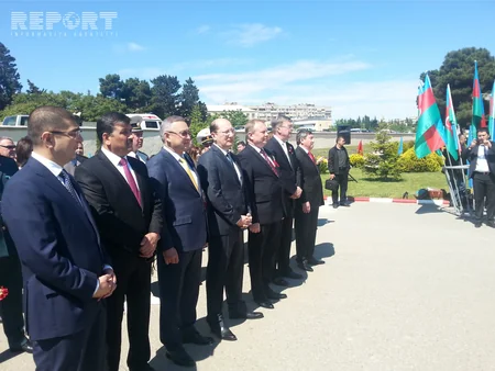 MDB ölkələrinin səfirləri Bakıda hərbi şərəf Memorialına gül çələngi qoyub