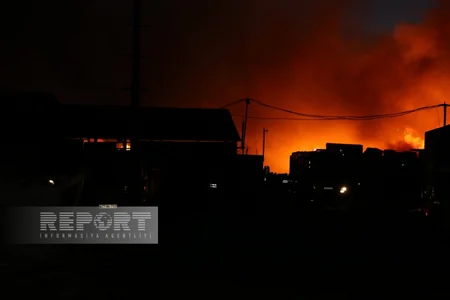 FHN: Küləkli hava, ərazidəki yüksək gərginlikli elektrik xətləri yanğının söndürülməsini çətinləşdirib  