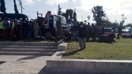 Yerusəlimdə sürücü yük maşınını əsgərlərin üstünə sürüb: 4 ölü, 13 yaralı - VİDEO