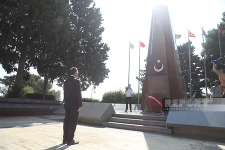 ​Zəfər Günü münasibəti ilə Bakıda Şəhidlər xiyabanı və Türk şəhidliyi ziyarət olunub