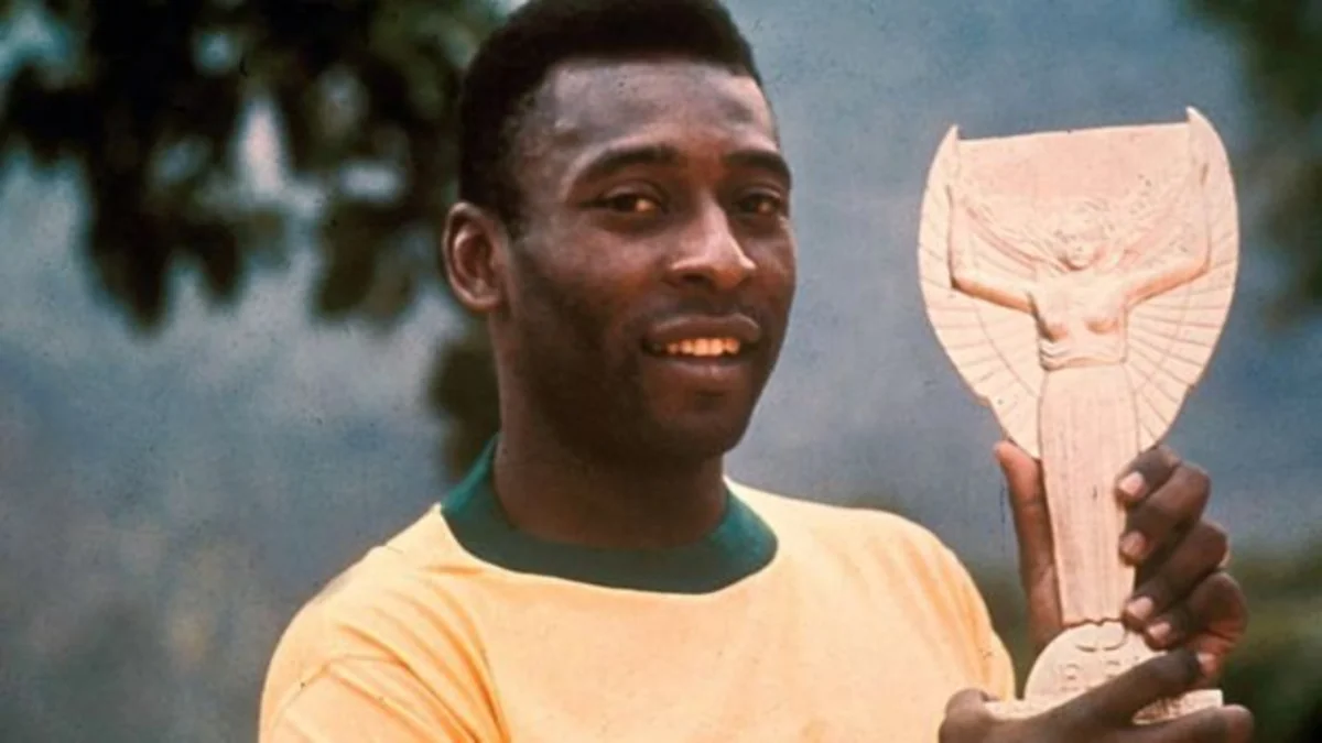 Pele bütün mükafatlarını hərraca çıxarır