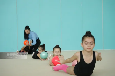 Bölgə gimnastlarının Milli Gimnastika Arenasında məşqləri davam edir