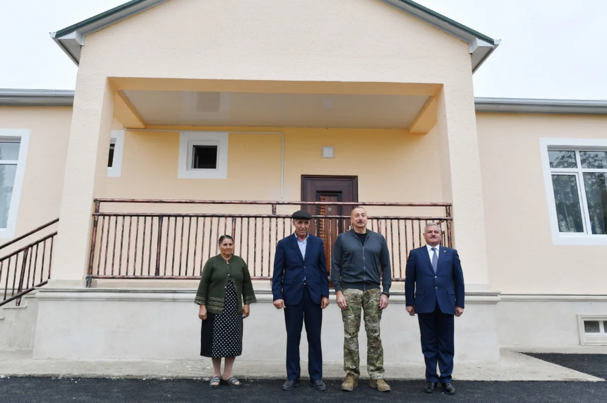 Dövlət başçısı Tərtərdə ermənilərin dağıtdığı evin əvəzinə tikilən yeni evdə yaradılan şəraitlə tanış olub