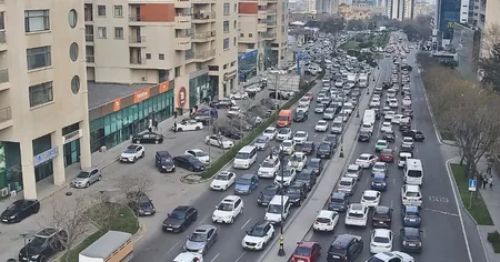 Bakıda 15 istiqamətdə nəqliyyatın sıxlığı müşahidə olunur