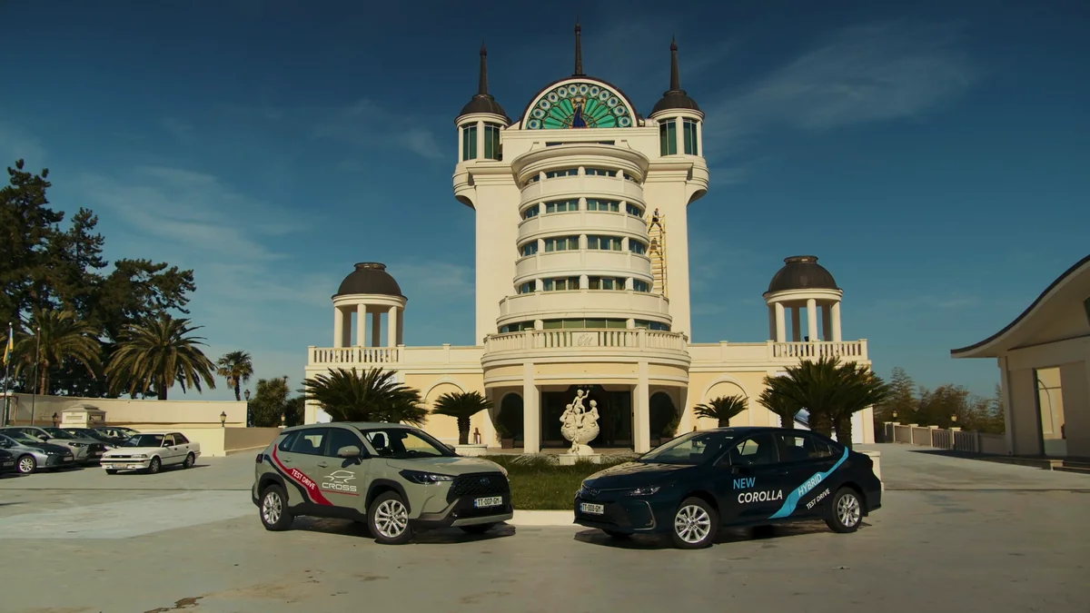 Əfsanəvi Corollanın yenilənmiş versiyası və yeni Corolla Cross modeli sevənləri ilə görüşdü!