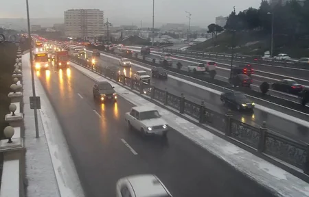 BNA Bakıda yollara yağan qar haqqında açıqlama verdi
