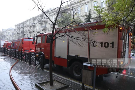 В центре Баку произошел пожар в жилом доме