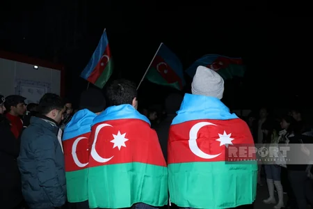 Xankəndi-Laçın yolunda aksiya iştirakçıları vətənpərvərlik ruhunda mahnılar ifa edirlər