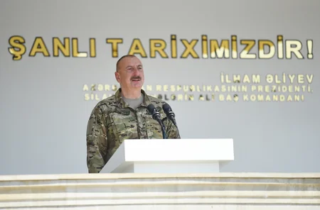 İlham Əliyev MN-in komando hərbi hissələrinin birində yaradılan şəraitlə tanış olub, hərbi hissəyə Döyüş bayrağını təqdim edib