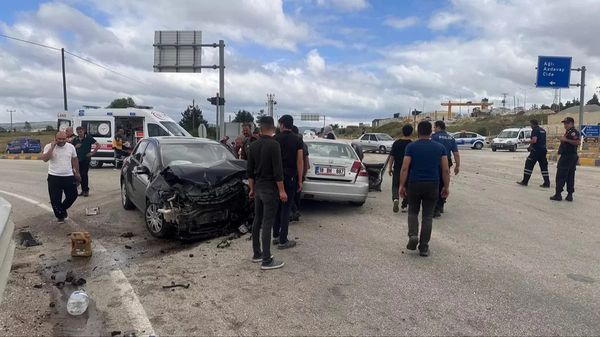 Türkiyədə üç avtomobil toqquşub, xəsarət alanlar var
