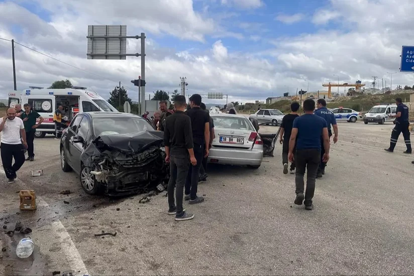 Türkiyədə üç avtomobil toqquşub, xəsarət alanlar var