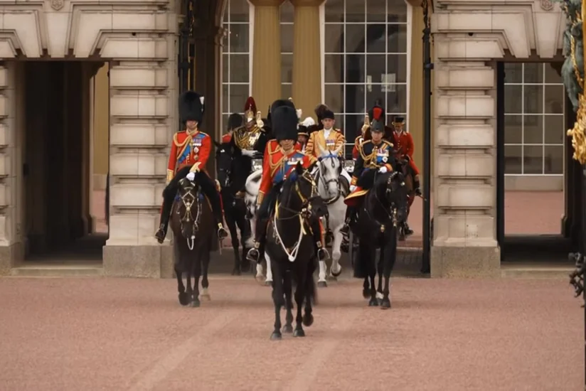 В Лондоне проходит первый парад по случаю официального дня рождения Карла III