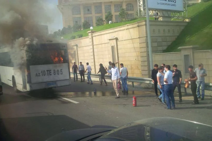 ​Bakıda sərnişin avtobusu yanıb - FOTO