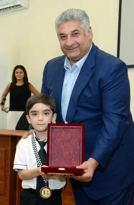 Azad Rəhimov gənc şahmatçıları mükafatlandırıb