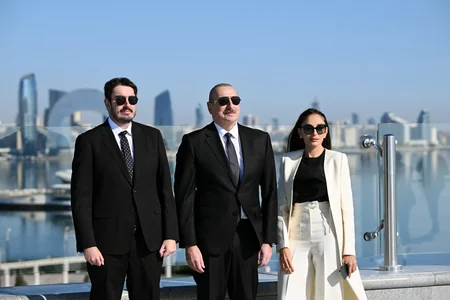 Prezident İlham Əliyev Bakıda Dövlət Bayrağı Meydanında olub, Azərbaycanın üçrəngli Bayrağını ucaldıb - YENİLƏNİB