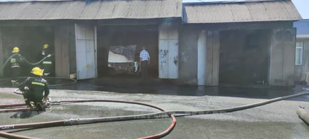 В Шеки сгорел автосервис вместе с автомобилем