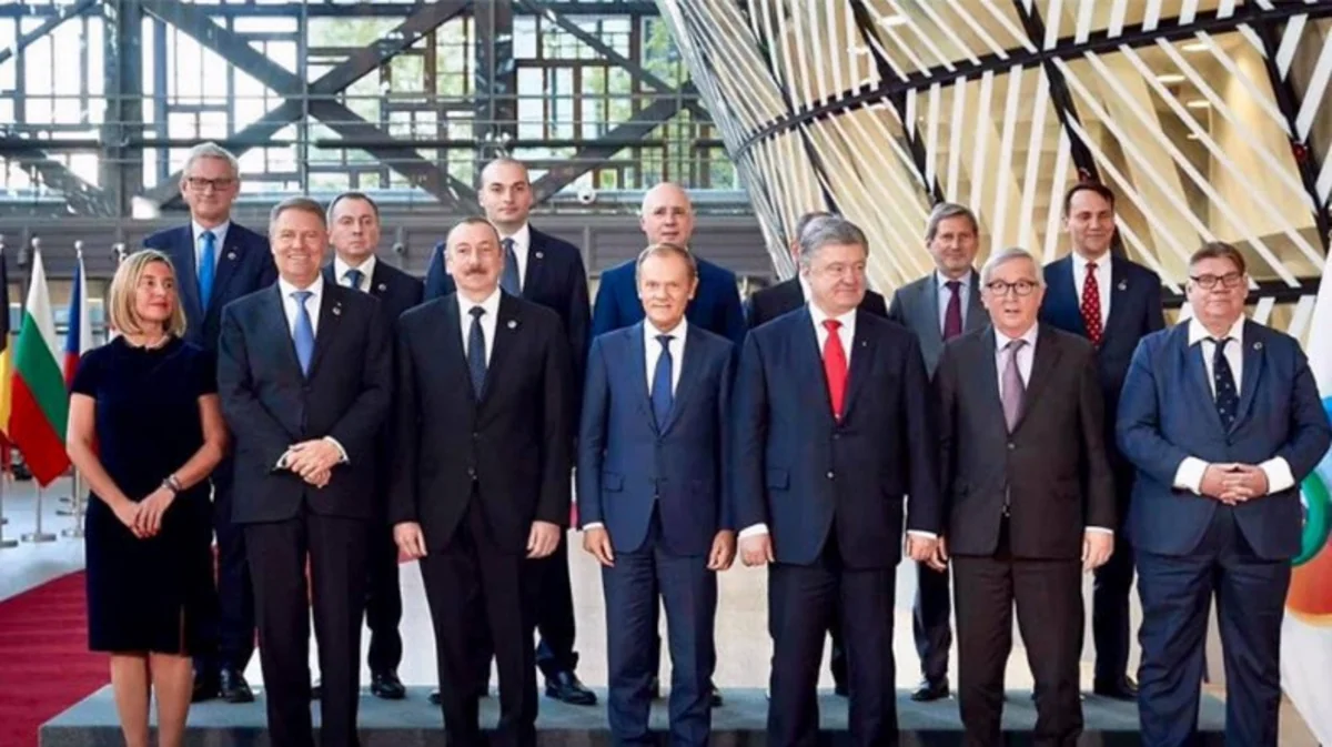 Nikol Paşinyan “Şərq Tərəfdaşlığı”nın yubiley tədbirinin fotosuna düşməyib, qalmaqal yaranıb