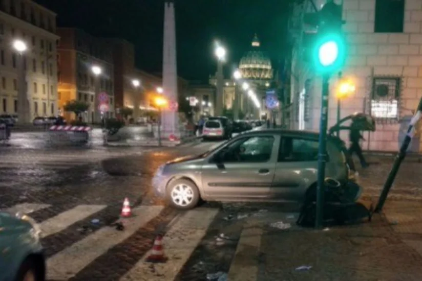 Водитель врезался в группу пешеходов у площади Святого Петра в Ватикане