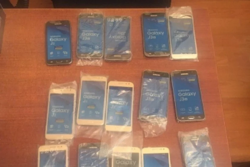 Tbilisi hava limanında Azərbaycan vətəndaşlarında qaçaqmalçılıq yolu ilə gətirilən mobil telefonlar aşkarlanıb