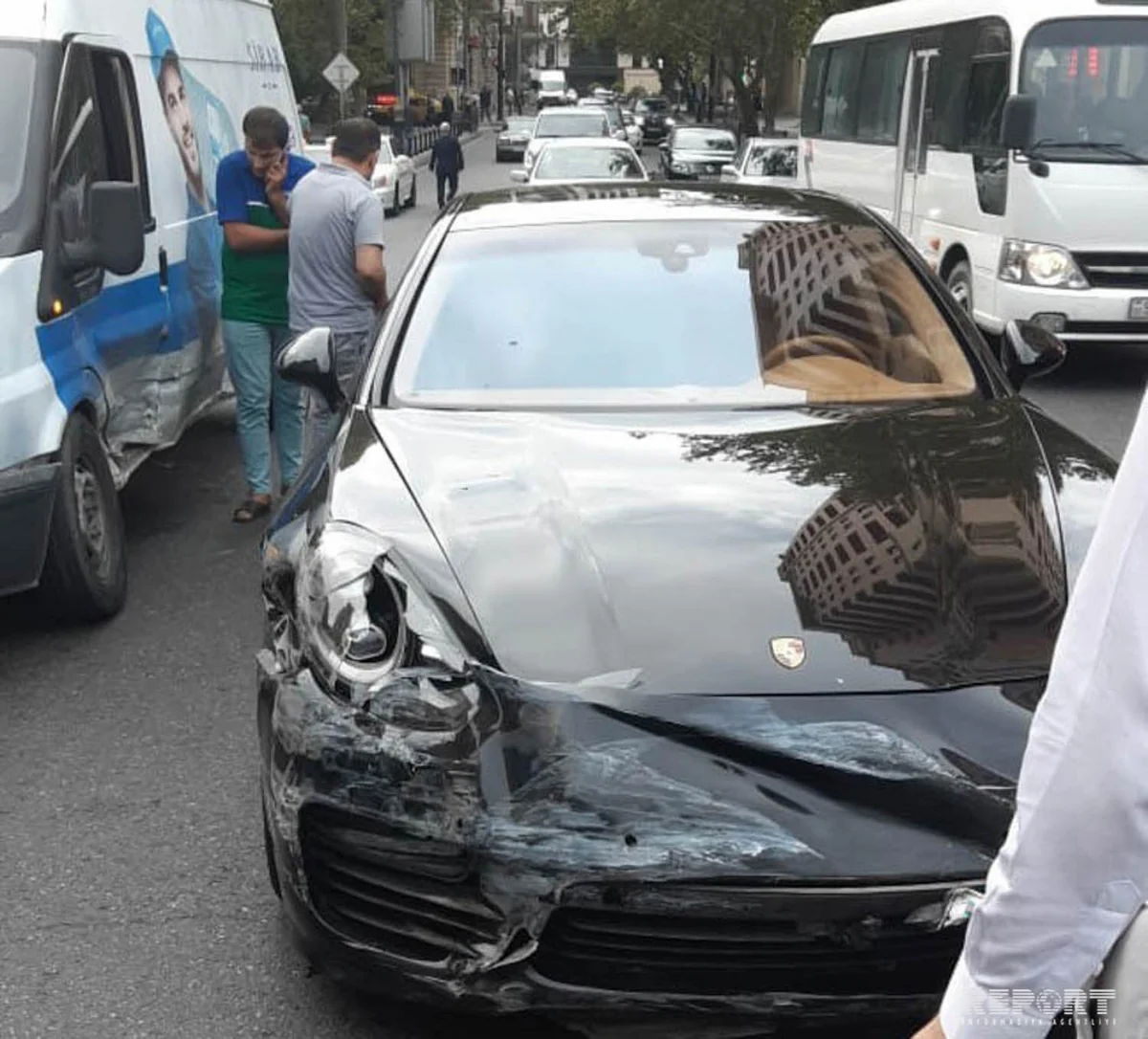 Bakının mərkəzində “Porsche” qəza törədib - FOTO