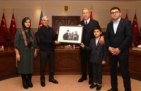 Hulusi Akar Vətən müharibəsi şəhidi Valeh Məmiyevin ailə üzvləri ilə görüşüb
