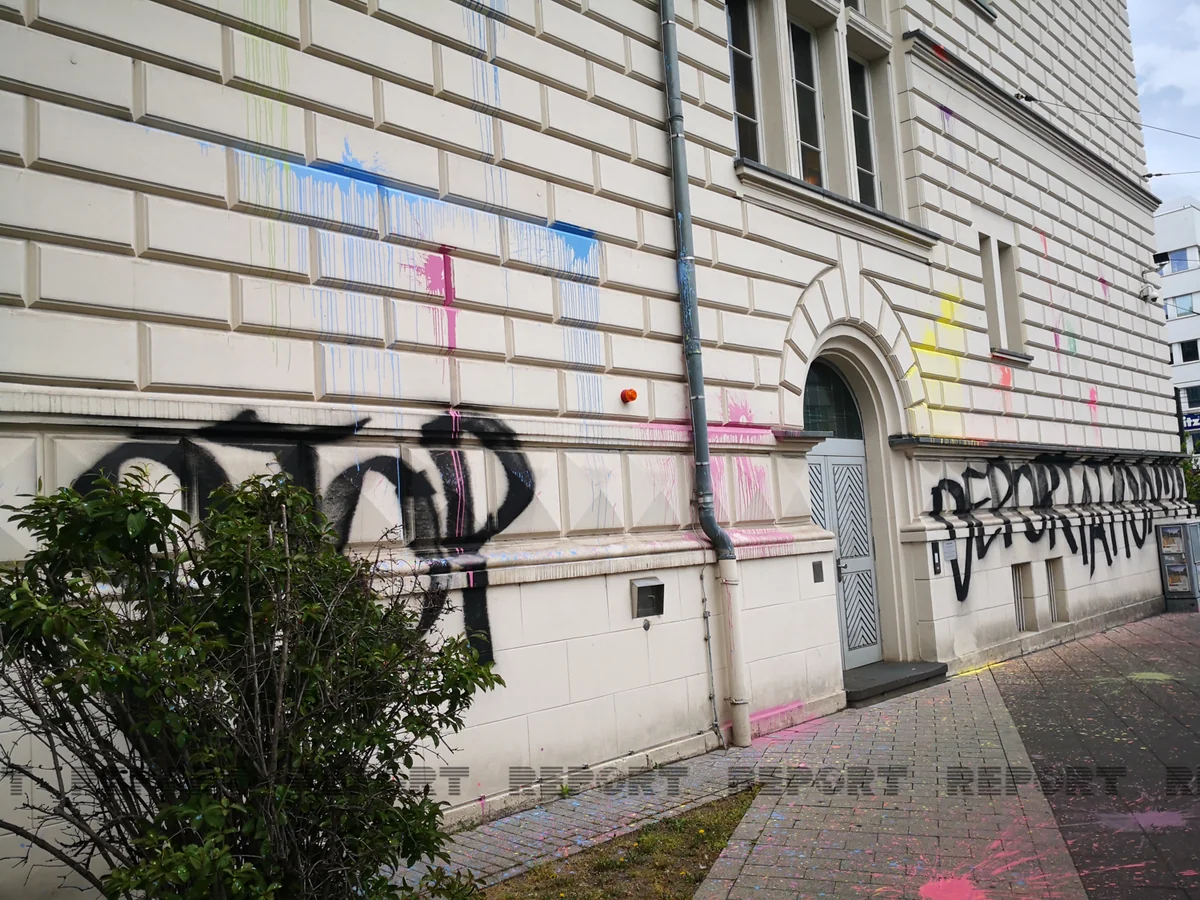 Asylum seekers attack court building in Germany - VIDEO