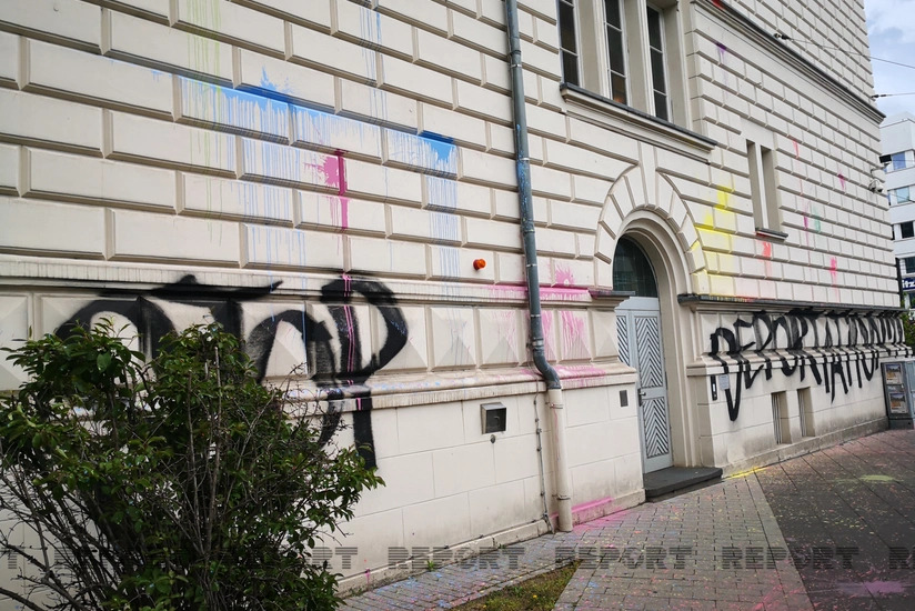 Asylum seekers attack court building in Germany - VIDEO