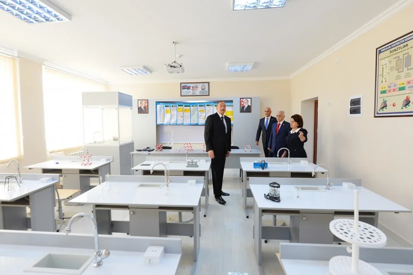 Президент Ильхам Алиев ознакомился с условиями, созданными еще в одной школе после капитального ремонта