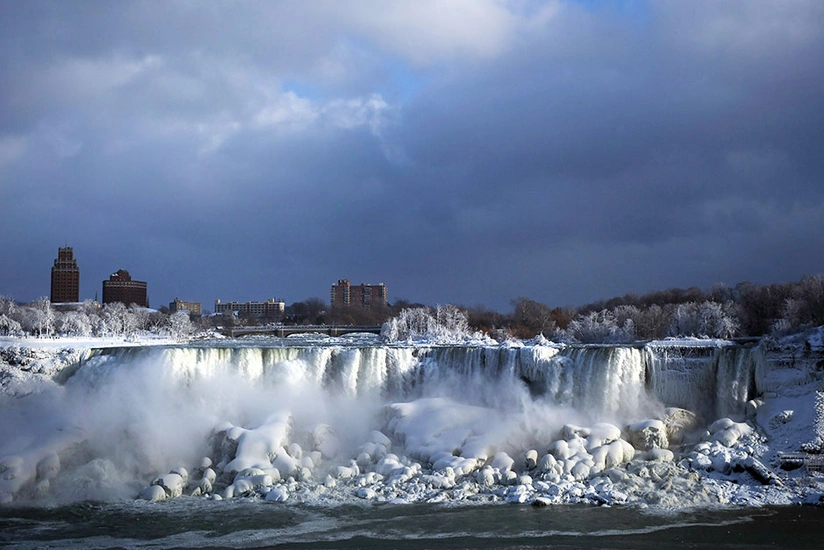Niaqara şəlaləsi qismən donub - VİDEO