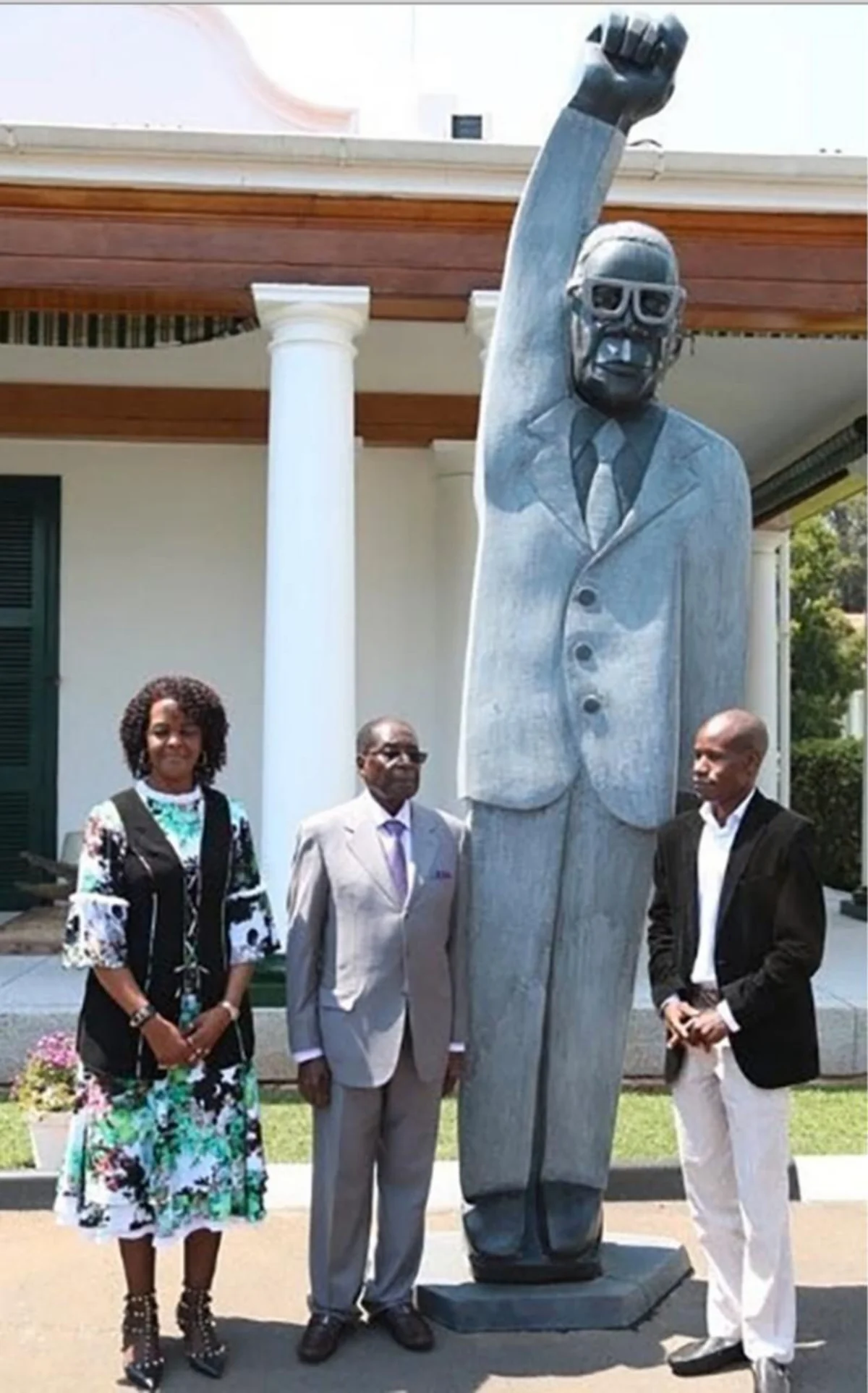 Zimbabve prezidenti Robert Muqabe özünə abidə açıb - FOTO