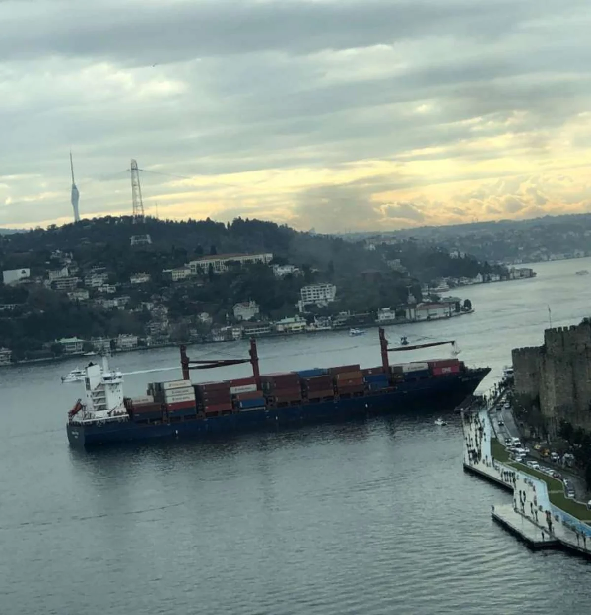 İstanbul boğazında gəmi sahilə çarpılıb