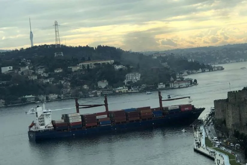 İstanbul boğazında gəmi sahilə çarpılıb
