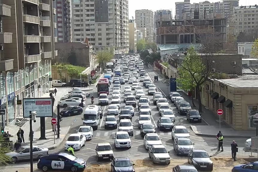 В Баку затруднено движение автобусов по 11 маршрутным линиям