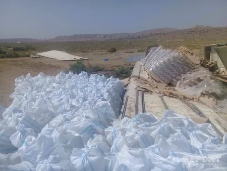 Jalə şirkətinə məxsus yük maşını aşıb, 20 min manatlıq qab qırılıb - FOTO