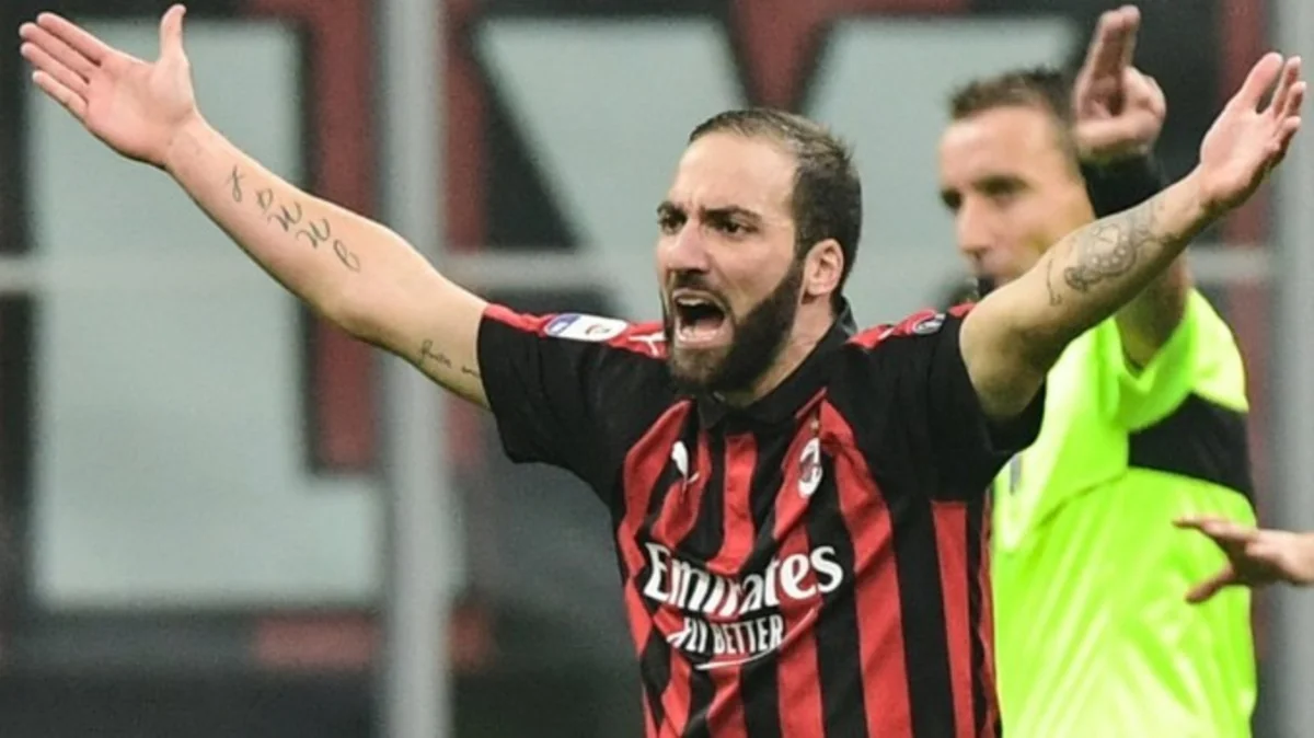 Milan klubunun hücumçusu iki oyunluq cəzalanıb
